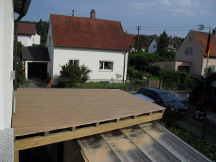 Holzterrasse mit Überdachung nachher